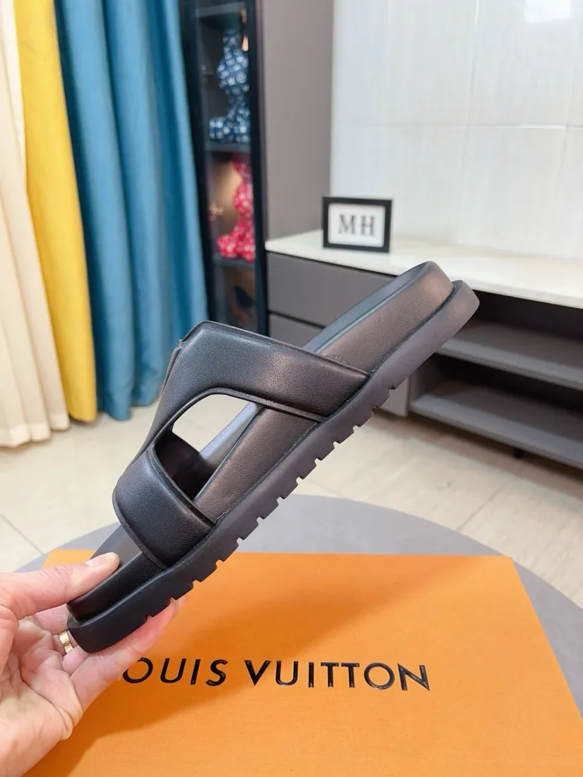 Men's shoes 💰360🌹🌹 (lv-Louis Vuitton) new men's sandals, high-end boutique, exquisite embossed logo decoration on the upper, fine workmanship, super soft soles, casual, loose and comfortable, a must-have in summer! \nsize：38-44